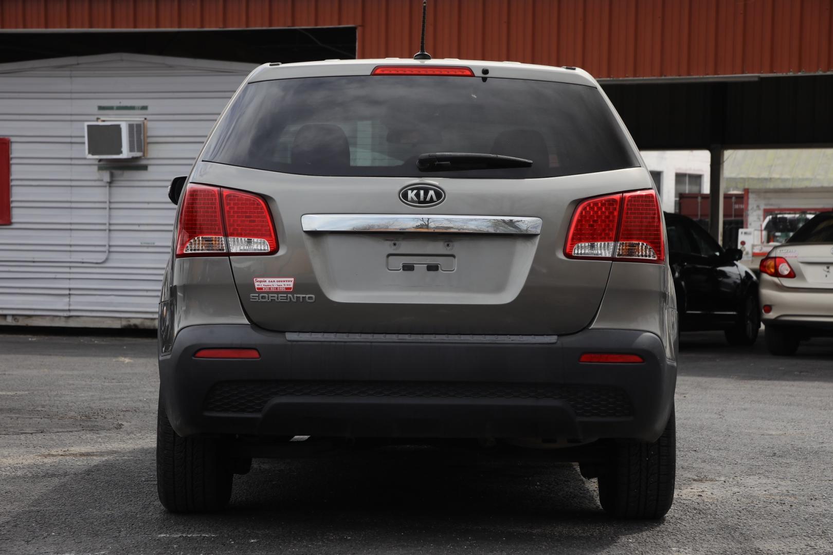 2012 GRAY KIA SORENTO LX 2WD (5XYKT3A10CG) with an 2.4L L4 DOHC 16V engine, 6-SPEED AUTOMATIC transmission, located at 420 E. Kingsbury St., Seguin, TX, 78155, (830) 401-0495, 29.581060, -97.961647 - Photo#5